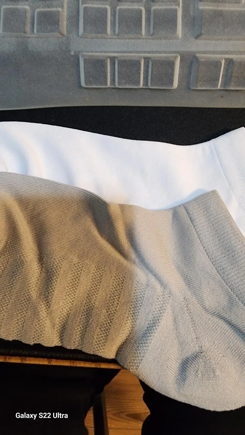 발에 땀이 나면 하루에 두개 신을때도 있어서
