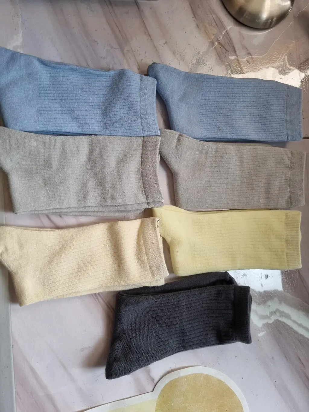 리투양말은 평발과족저근막염을 앓았던 저에게는 정말 소중하고 고마운 양말이예요.어떤