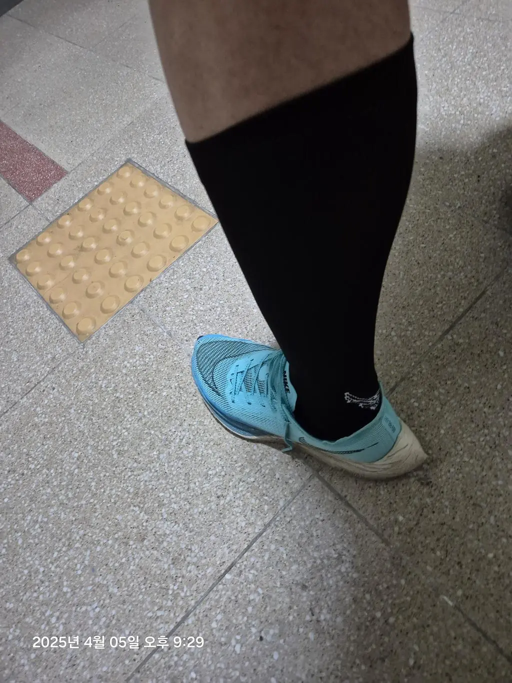 가볍고 편해요~진짜 슬림하면서 잡아주는 느낌도 좋고 뛰는데 기분이 좋아서 처음으로 