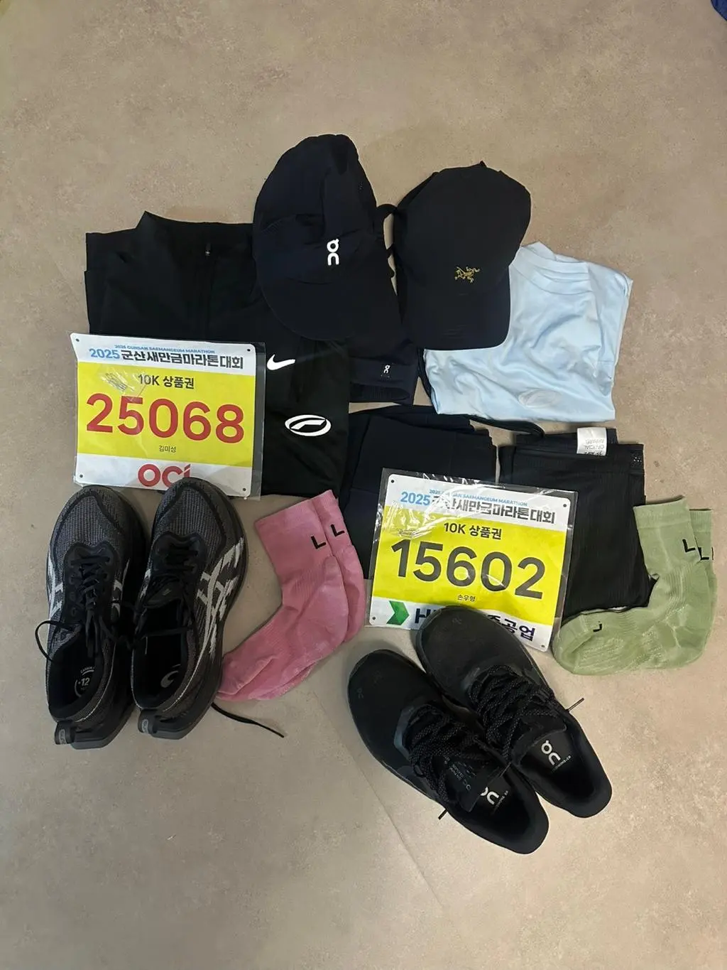 너무 어두운색 계통의 운동복만 입어서 봄이라 산뜻한 컬러 양말을 샀습니다! 운동할때