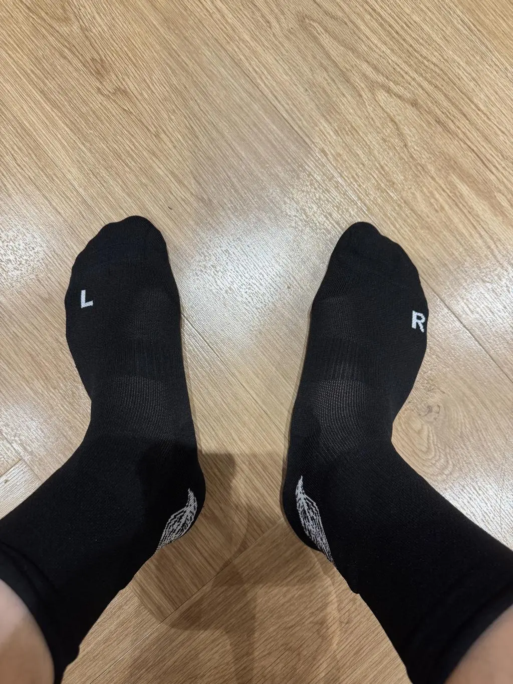 러닝양말 중에 요즘 가장 핫하다고 해서 기본인 블랙 윙을 구입했습니다
