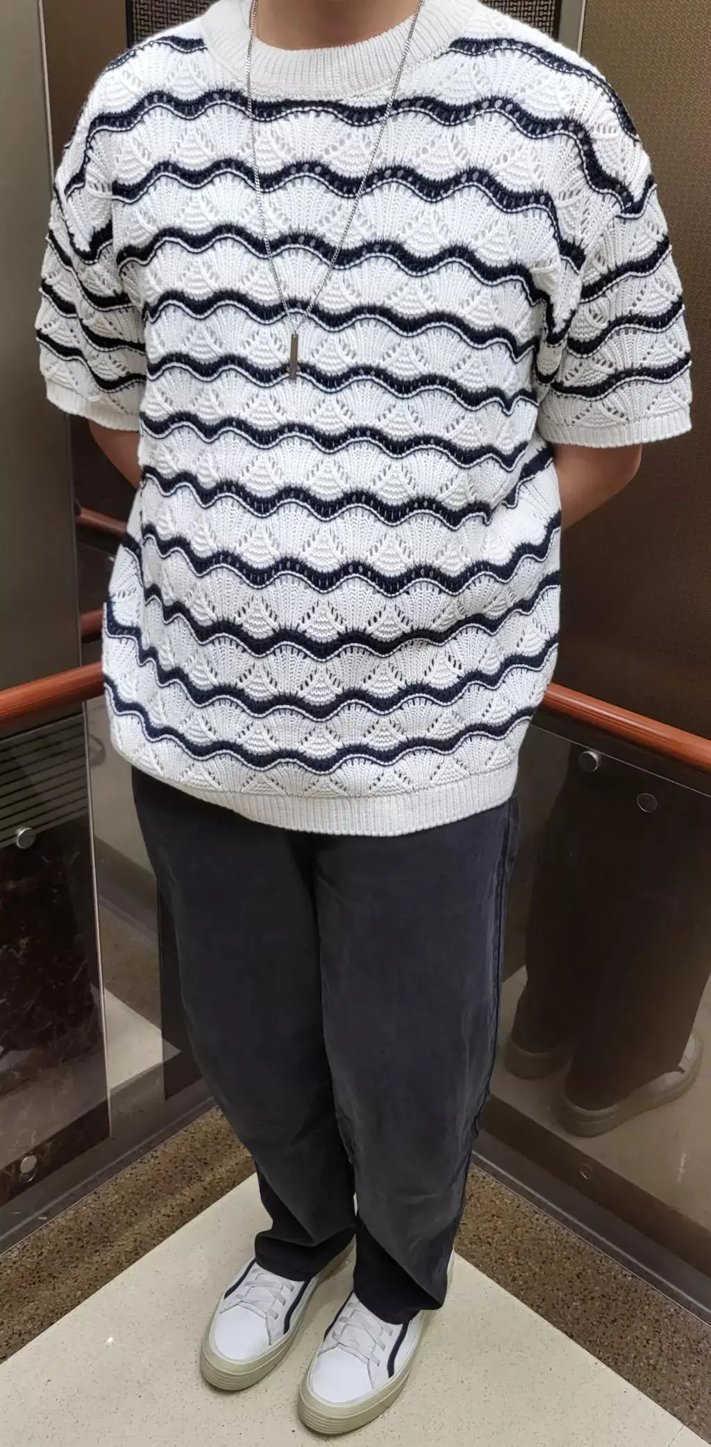 얇고 가벼워요. 달라붙지않아 편하게 입어요.