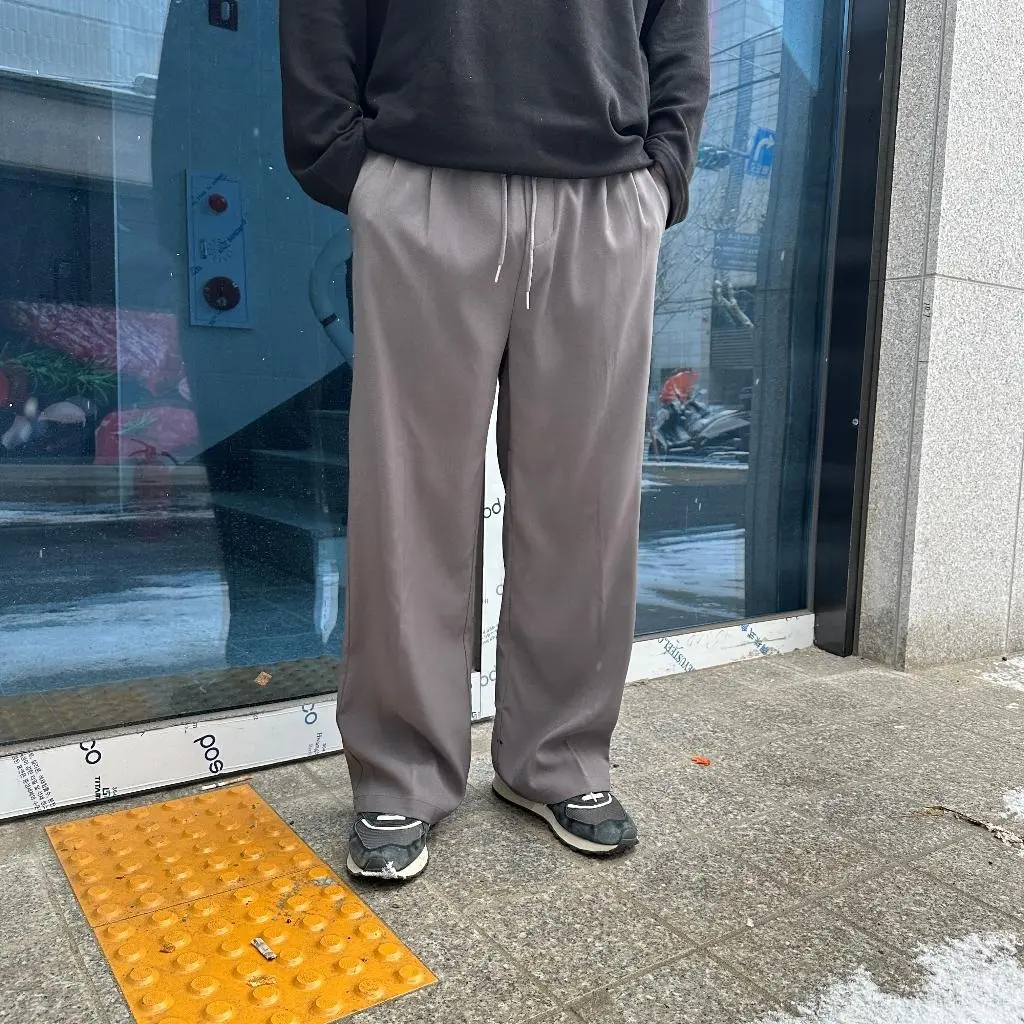 간만에 고급스러운 바지 찾앗네요
