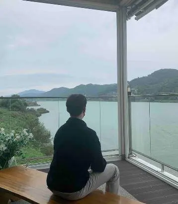 놀러갈때 입을려고 샀는데 여자친구도 이쁘다고 해주고 저도 맘에 드네요 굳굳