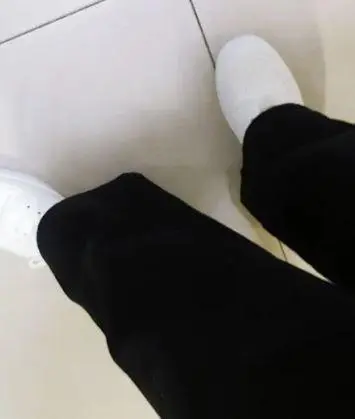 급하게 바지가 필요해서 당일출고라 하길래 사봣는데 생각보다 너무 이뻐서 놀랏습니다