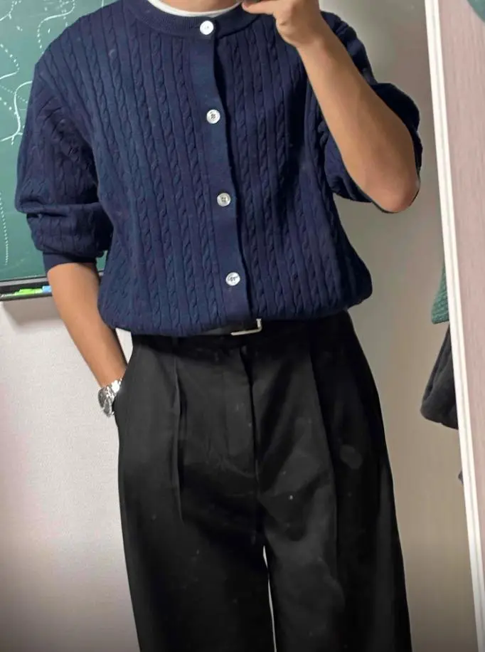 은근히 두꺼워서 봄가을  겨울까지도 입기 좋을거 같습니다 예쁩니다 !