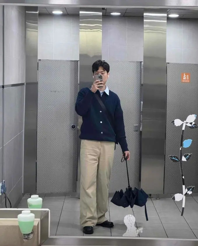 베이지 바지에도 매치하기 좋고 이쁩니다 !