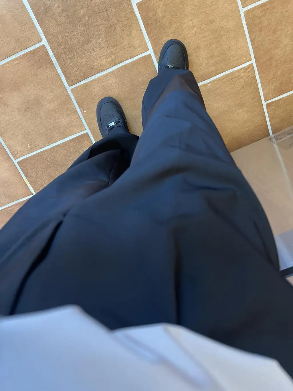 여유있는 핏으로 잘 맞아요 배송 느린거만 빼면
