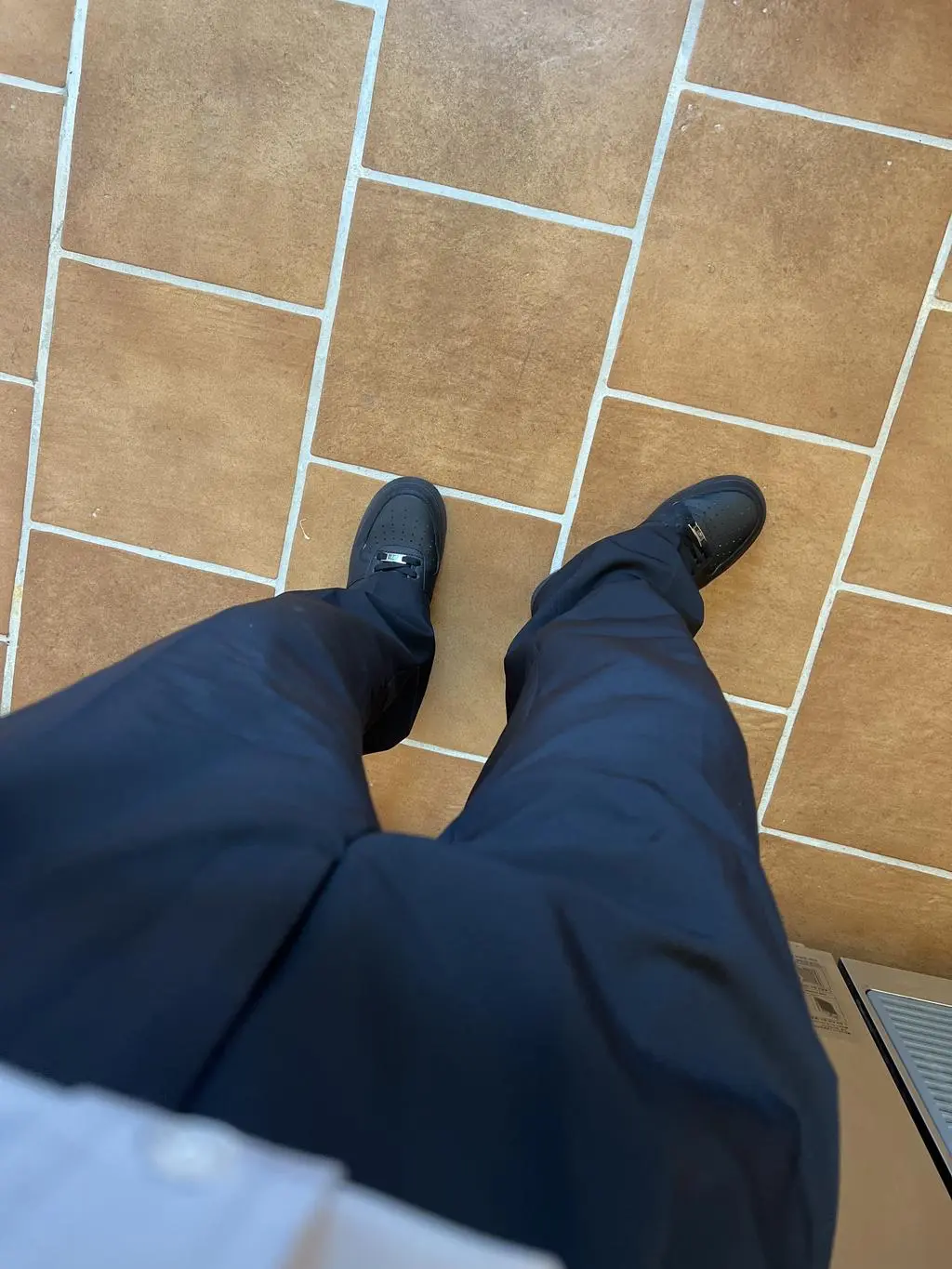 여유있는 핏으로 잘 맞아요 배송 느린거만 빼면
