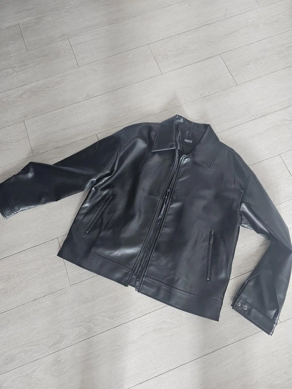 상품이 구겨져 와서 좀 그랬지만 디자인맘에 드네요