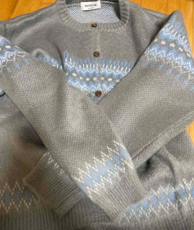 앙고로 니트여서 좀 무거울 줄 알았는데 가볍고 따듯하네요 이너 안입고 입어도 까슬거