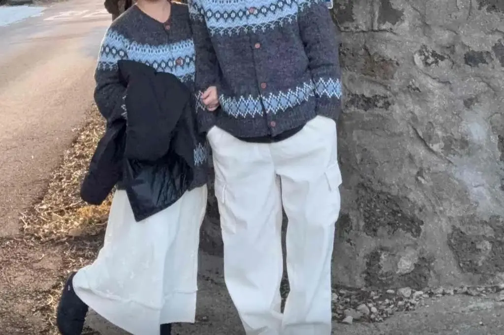 여자친구랑 같이 입으려고 샀는데 여자친구한테 비밀로 샀는데 이쁘다고 너무 좋아하네