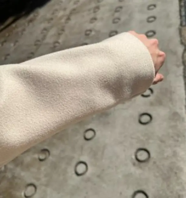 싱글 코트라 깔끔하고 세련된 느낌이네요 안에 이너로 니트나 맨투맨 뭐 다 입어도 잘 