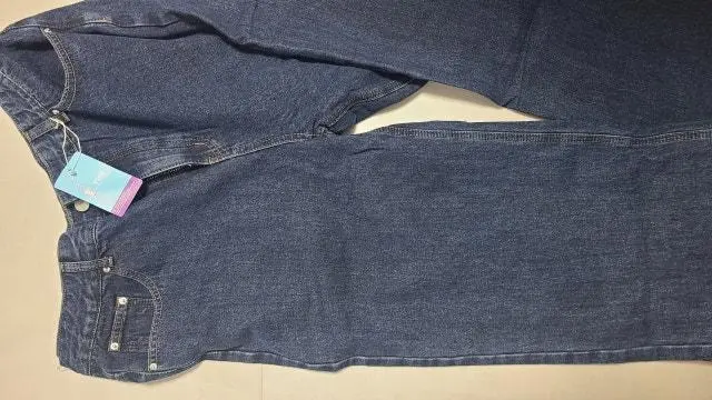 생각보다 허리가 크지만 오히려 더 편하게 입기 좋아요
