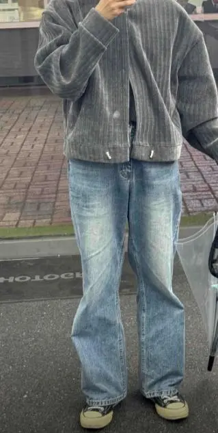 옷을 구매할때 가성비를 많이 따졌는데 이 옷은 받자마자 가격보다는 이쁘다는 생각이 