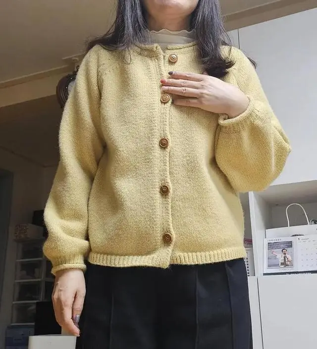 색상 완전 맘에 드는 겨자색이예요. 생각보다 두툼하고 무게있네요. 소매끝 벌룬 스탈이