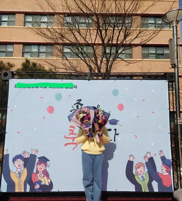 초등졸업식에 딸아이가 입고 갔네요 평상시 트레이닝 스타일만 입다가 청바지 입고가서