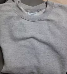 입었을때 옷이 줄어든듯 짧아요. 색상과 질감은 사진과 같습니다.