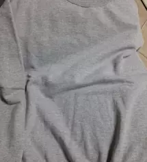 입었을때 옷이 줄어든듯 짧아요. 색상과 질감은 사진과 같습니다.