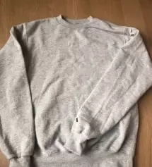 요즘 나오는 맨투맨들에 비해서는 얇아서 착용이 가볍습니다 탄탄하기까지해서 더욱 좋