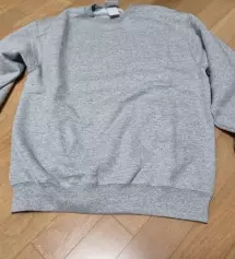 팔 기장이 많이 길고 통도 넓어서 핏이 예쁘지가 않네요