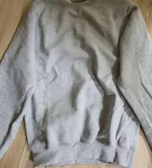 옷은 조금 도톰하고 오버핏 이라서 그런지 팔이 좀 길어요