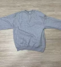 이것도 그냥 가성비라서 입는 느낌입니다. 근데 얇아서 목이 잘 늘어나요.