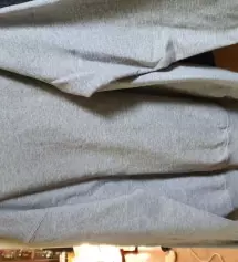 편하게 입기 좋네요. 옷감이 빨리 상하는 편인 것 같습니다.