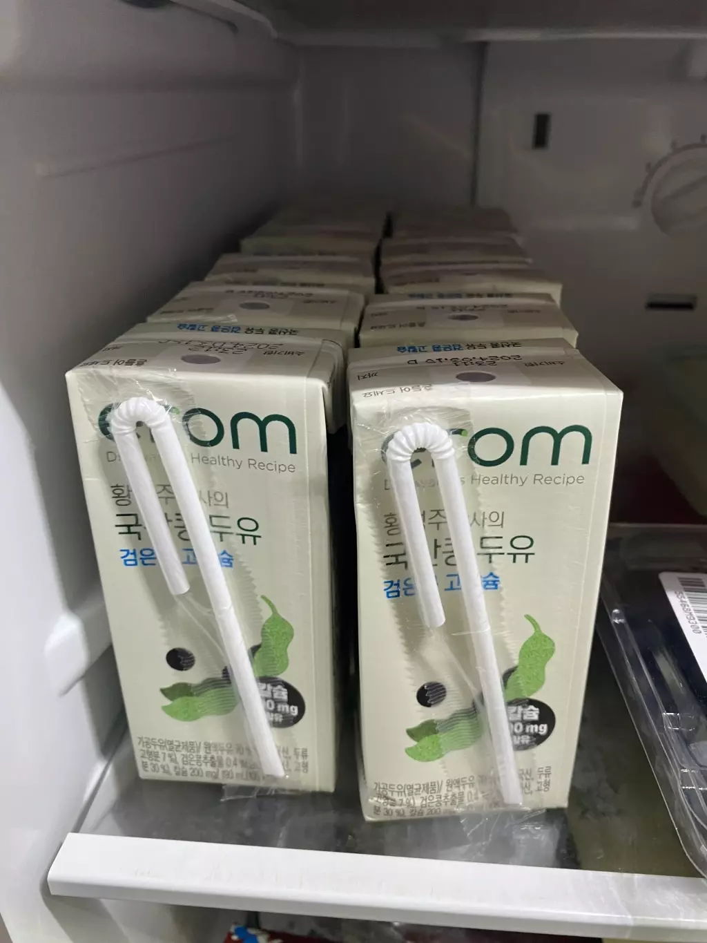 다른 군것질 하지 않고 건강하고 맛있는 이롬 두유로 먹고있어요! 건강도 맛도 모두 만