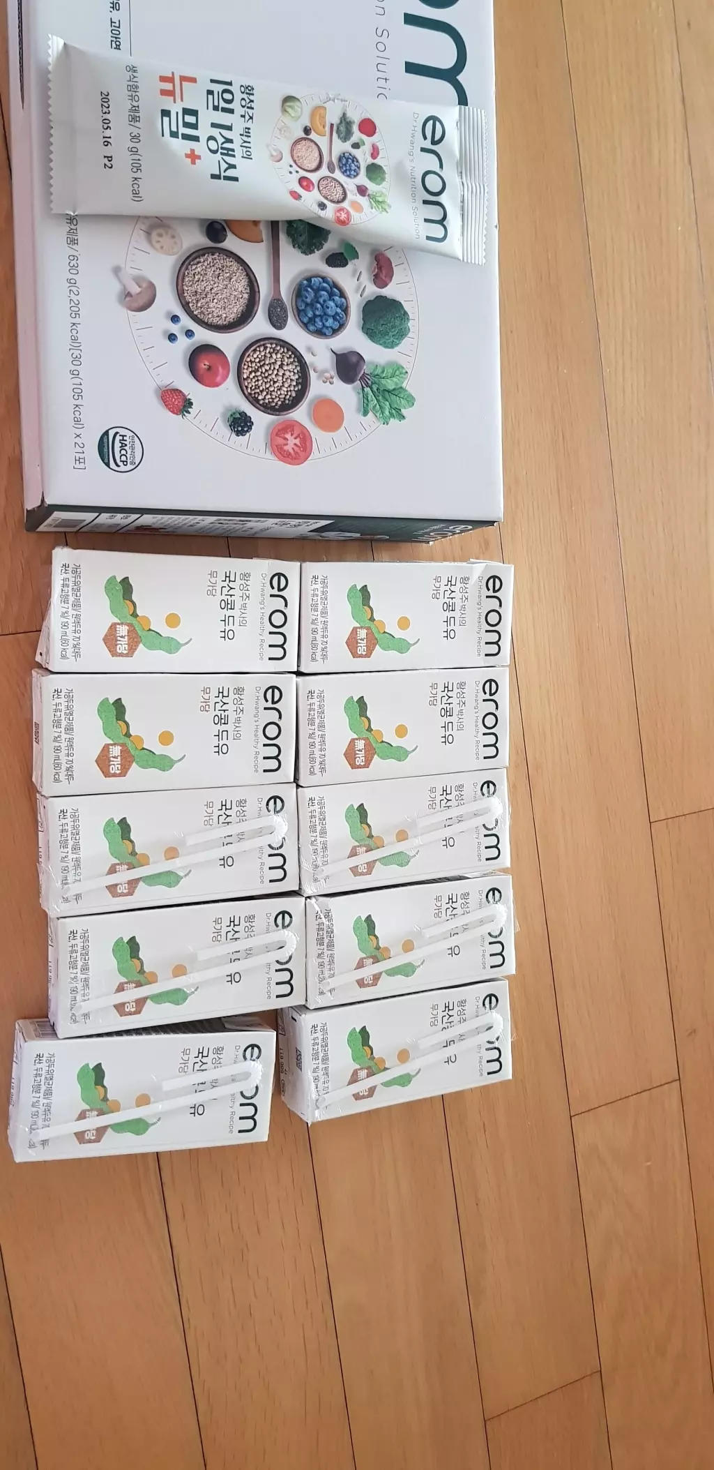 고소하고 무가당이라서 달지않아서 좋았어요. 건강한맛입니다.두유랑뉴밀플러스 타서 아