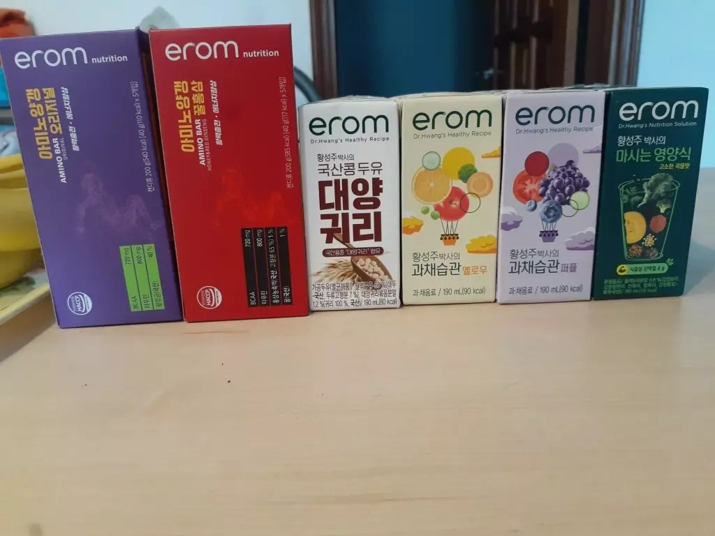 부드럽고 맑은 주스입니다.보라색은 베리맛이 기본인것같고, 노란색은 사과맛이 기본인