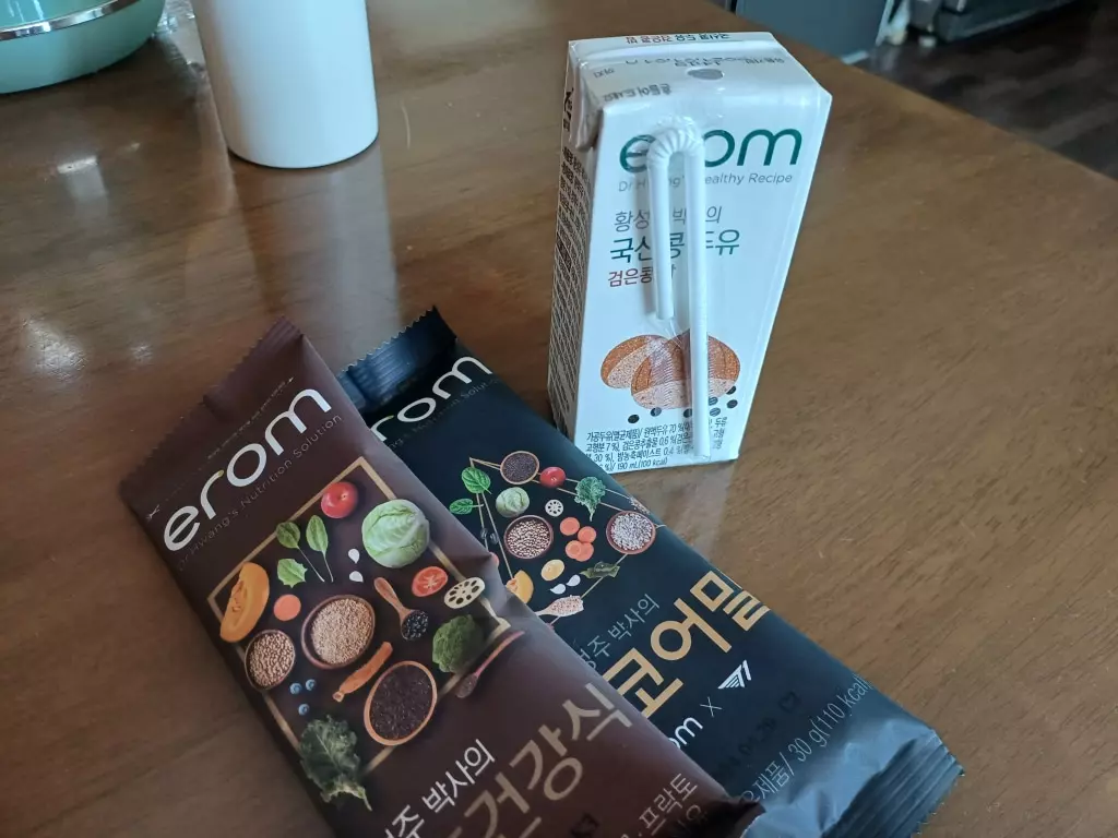 밤 맛이 나서 더 맛있는 두유네요. 생식을 타먹으면 너무 맛있어서 하루 3번도 먹겠어요