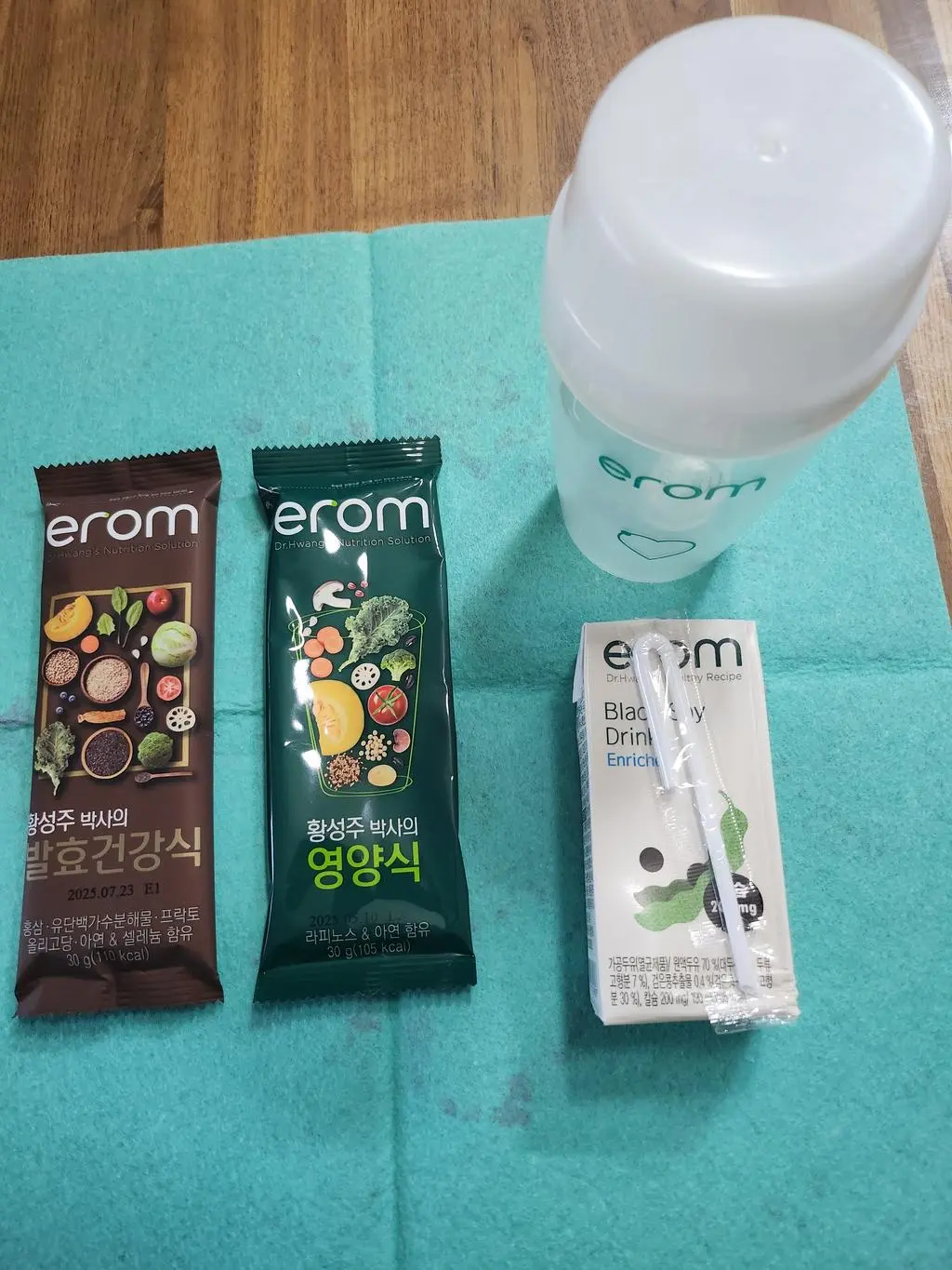 아침마다 두유에 발효건강식 .영양식 번갈아 타서 먹는데 든든하데요 