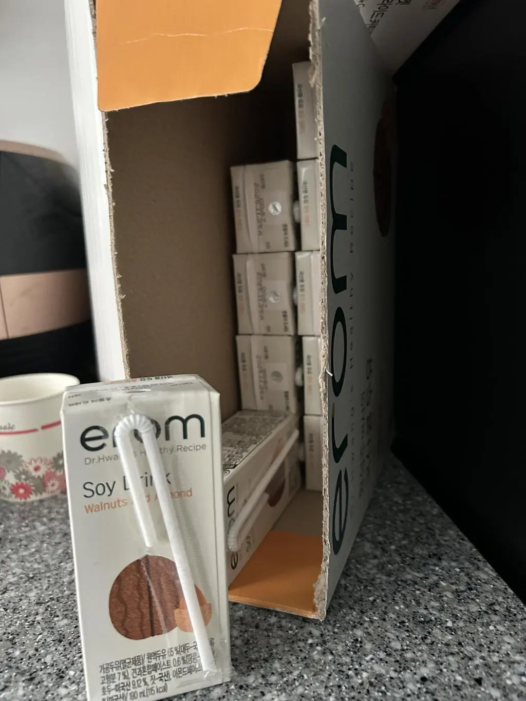 오프라인에서 구매해먹다 정기배송으로 바꾼후 떨어지지않고  먹고 있어요 맛과 영양모