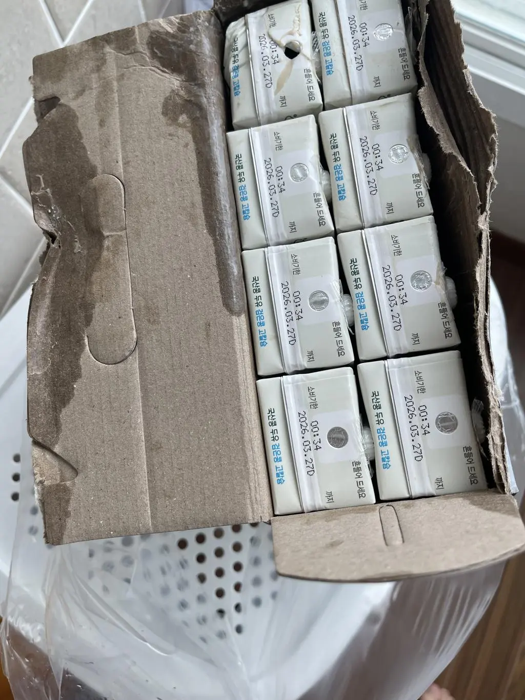 지난 번에도 그랬는데 두 박스 모두 배송 문제인지 모르지만 두세개가 터져 왔어요 치우