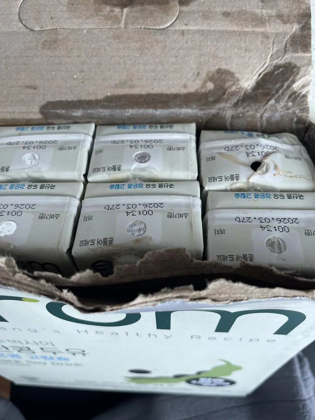 지난 번에도 그랬는데 두 박스 모두 배송 문제인지 모르지만 두세개가 터져 왔어요 치우