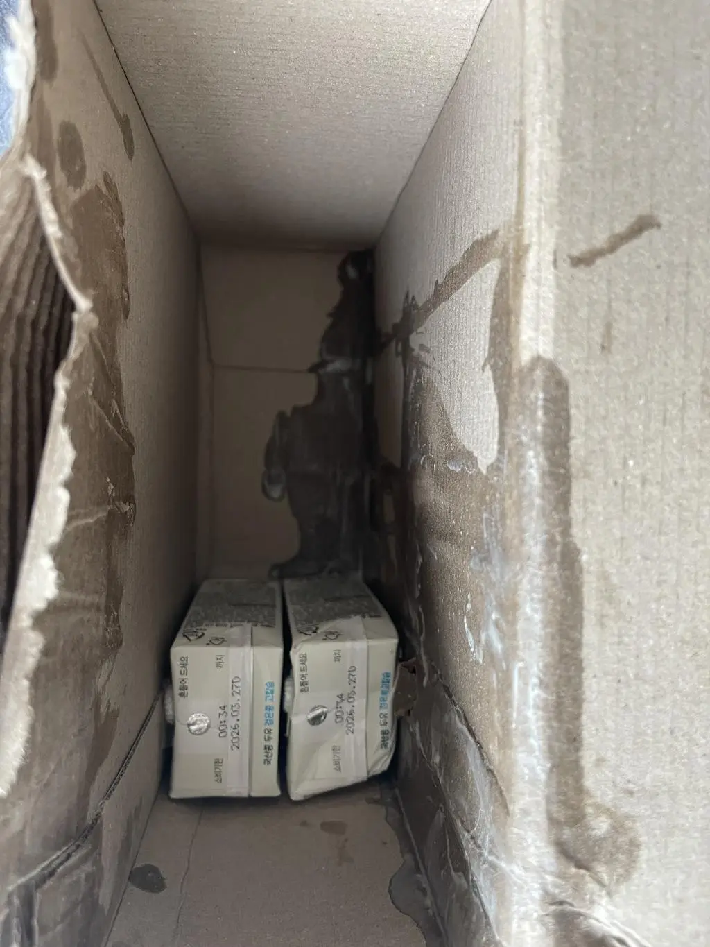 지난 번에도 그랬는데 두 박스 모두 배송 문제인지 모르지만 두세개가 터져 왔어요 치우