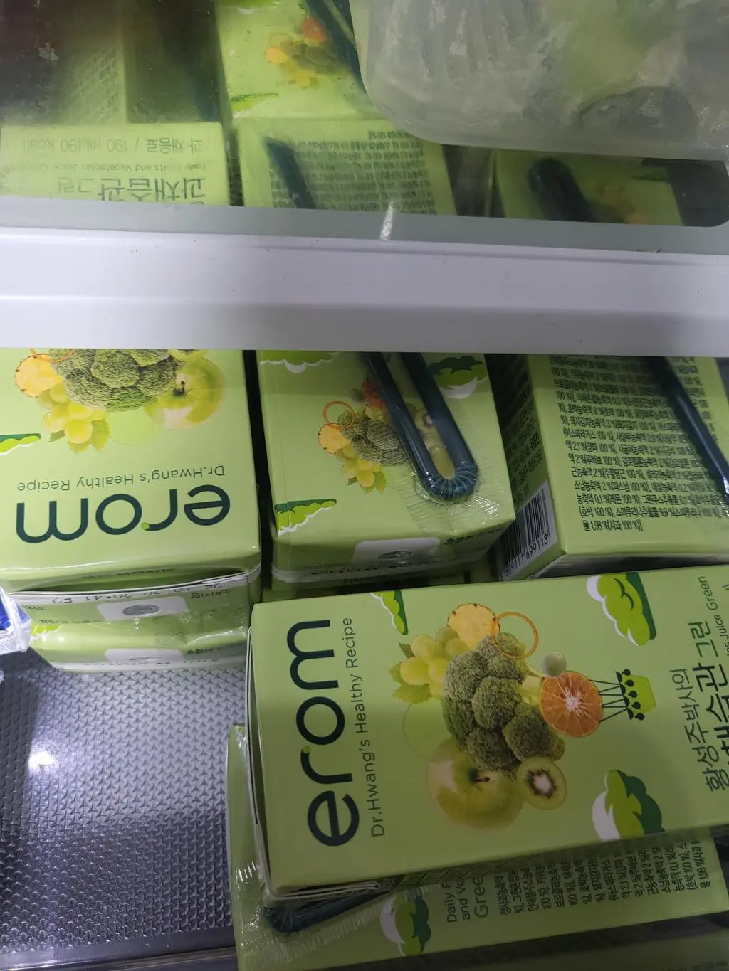 이롬쥬스는 첨가물이 적어서 아이 줄때 마음이 편해요~ 아이도 잘 먹어서 냉장고에 끊이