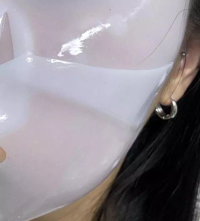 지금도 하고있어요. 팩 얼굴에 떡하니 얹고 자려고 준비하다가 오늘까지 급 리뷰 써야해