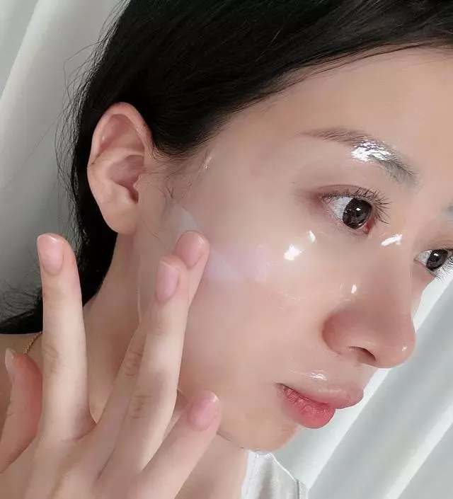 겔마스크 자체가 시원해서 얼굴온도 내리기 좋고 다른 겔마스크에 비해 덜미끄러우면서