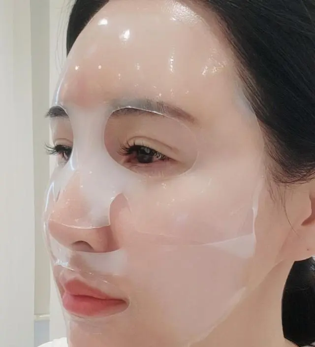 점점 나이가 들면서 피부가 건조해지고 탄력이 떨어지는걸 실감했어요. 콜라겐 마스크를