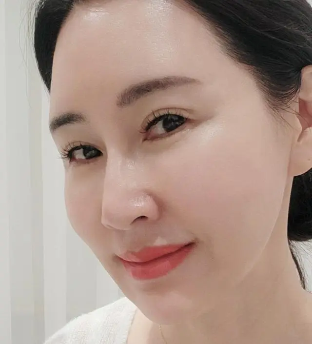 점점 나이가 들면서 피부가 건조해지고 탄력이 떨어지는걸 실감했어요. 콜라겐 마스크를