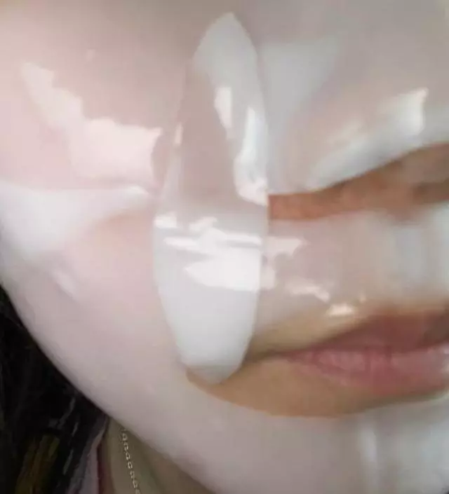 일단 팩 붙이고 시간 지나면 피부를 쫀쫀하게 감싸는 느낌? 들고 잘 안떨어져서 팩 붙이