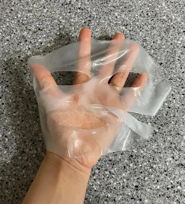 오랫동안 붙이는팩 첨봐서 구매했네요. 불편할까봐 걱정했는데 피부에 잘 붙어있어서 신