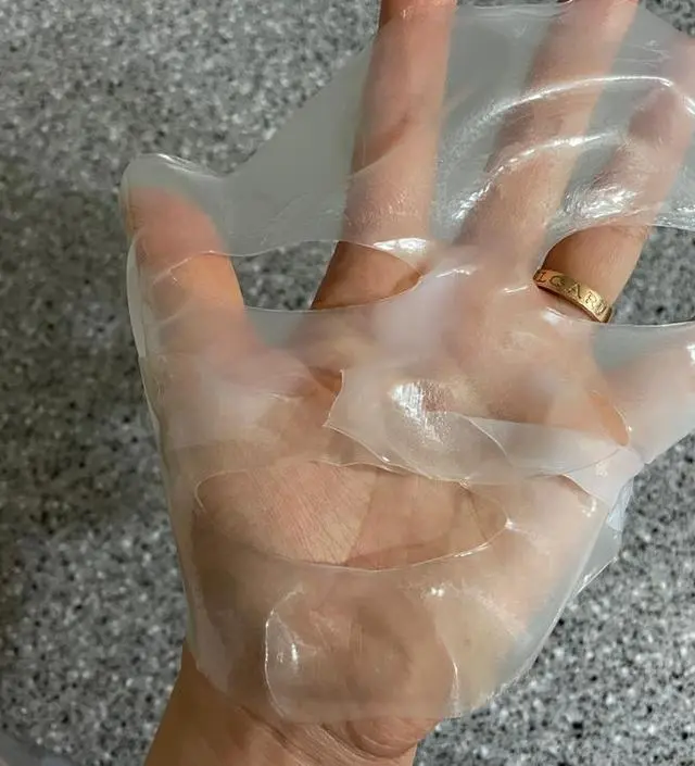 오랫동안 붙이는팩 첨봐서 구매했네요. 불편할까봐 걱정했는데 피부에 잘 붙어있어서 신