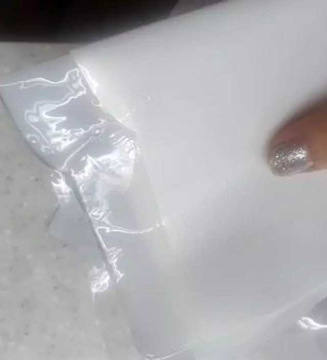 처음에는 이렇게 하얀데 떼고 나면 투명해져있어요.
