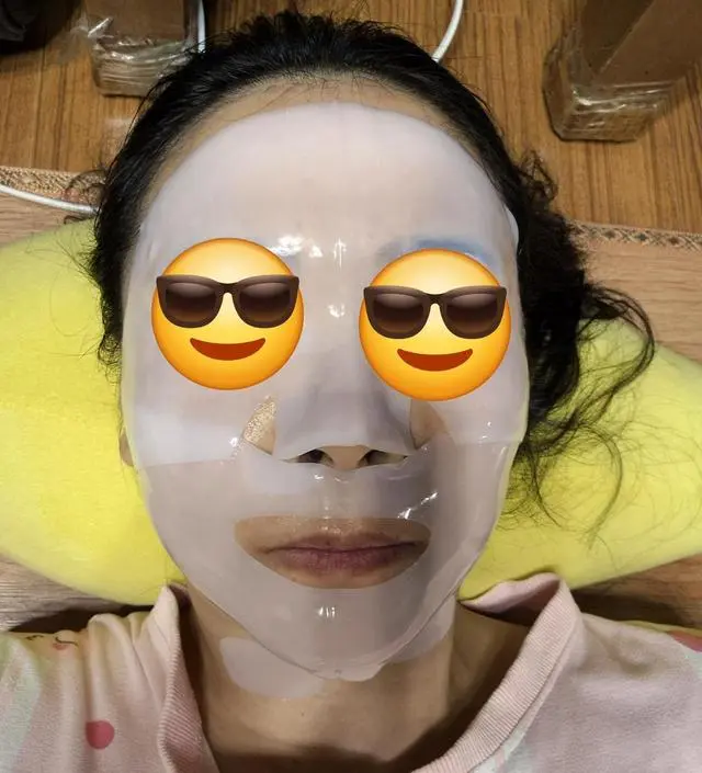 시간이 지나면 투명해지니까 흡수가 된게 눈으로 확인되네요 시간이 마르면서 얼굴이 좀