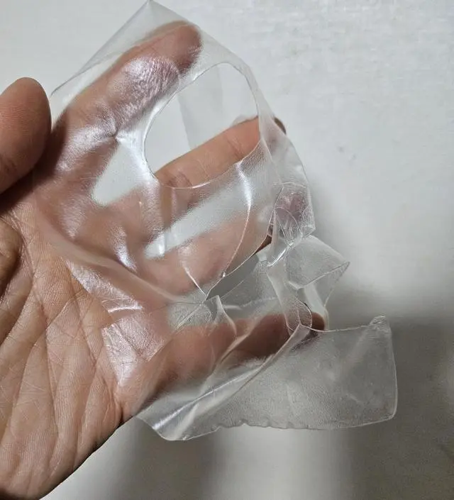 하얀 콜라겐팩이 떼어낼 때는 사진처럼 투명해져요.
