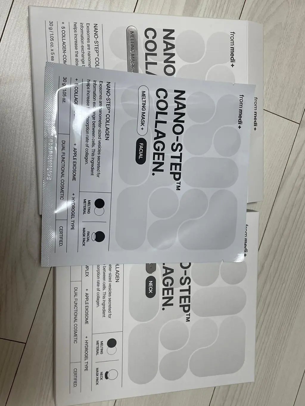 넥마스크는 처음 구입해보았는데, 효과를 떠나서 안붙고 자꾸 떨어집니다. 붙이고 절대