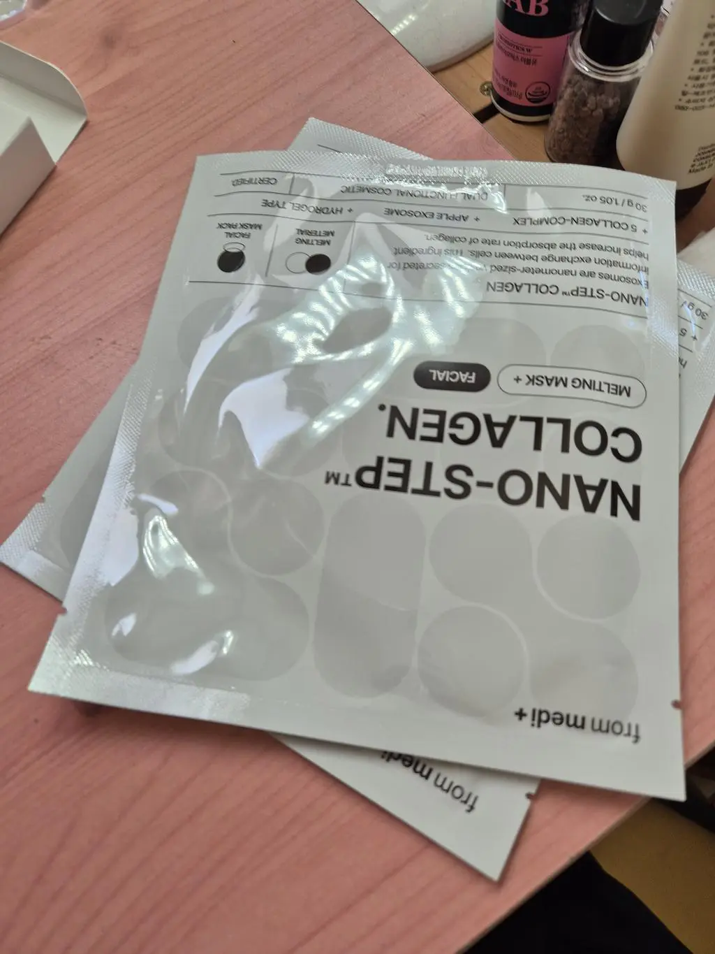 요즘 들어 자꾸 얼굴이 건조해서 따가운걸 느껴요. 그럴때 콜라겐펙 하고 자고 일어나면